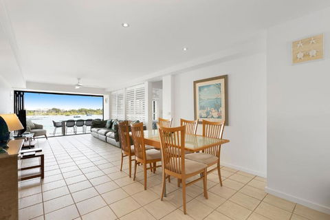 Aqua Linea 3 Noosa Parade 82 - Perths Hotel 4