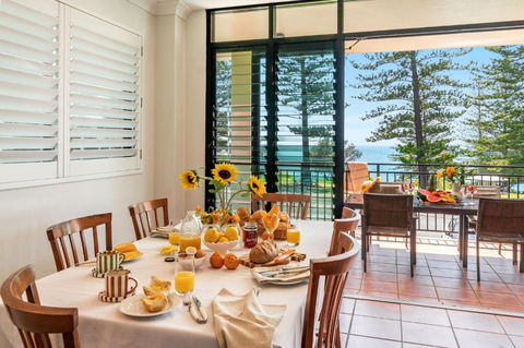 Arcoola 2 - Views Over Main Beach - Perths Hotel 2