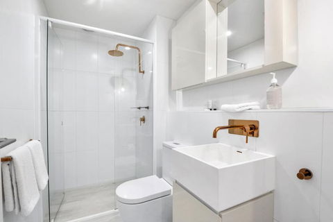 Artistic Urban Getaway Just Off Smith Street! - Perths Hotel 4
