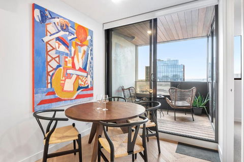 Artistic Urban Getaway Just Off Smith Street! - Perths Hotel 1