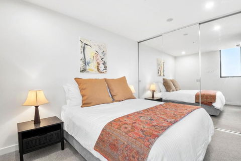 Artistic Urban Getaway Just Off Smith Street! - Perths Hotel 2