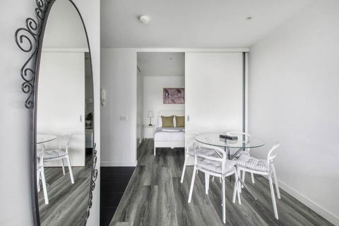 Aura Off Flinders Lane - A City Centre Balcony Abode - Perths Hotel 1