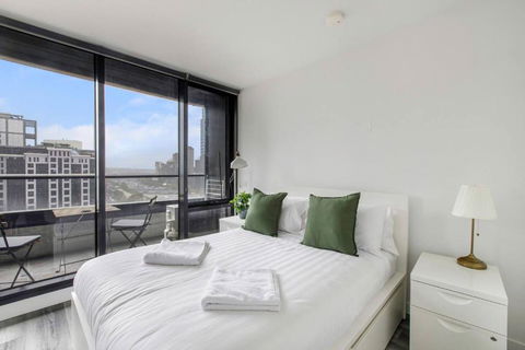 Aura Off Flinders Lane - A City Centre Balcony Abode - Perths Hotel 2