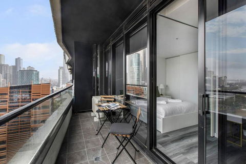 Aura Off Flinders Lane - A City Centre Balcony Abode - Perths Hotel 3
