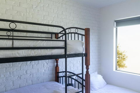 BAY PROPERTIES . Beach Street - Perths Hotel 4