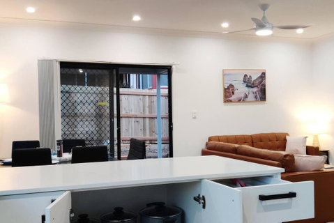 BAYWATER RETREAT- WALK TO WATER - QUIET STREET - CENTRAL TO BRISBANE CITY GOLD COAST AND SUNSHINE COASt! - Perths Hotel 1