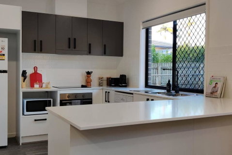 BAYWATER RETREAT- WALK TO WATER - QUIET STREET - CENTRAL TO BRISBANE CITY GOLD COAST AND SUNSHINE COASt! - Perths Hotel 2