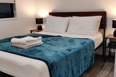 BAYWATER RETREAT- WALK TO WATER - QUIET STREET - CENTRAL TO BRISBANE CITY GOLD COAST AND SUNSHINE COASt! - Perths Hotel 3