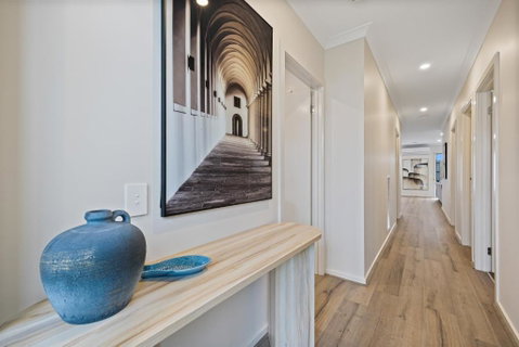 Ballarat Modern Oasis, Stylish 3 Bedroom 2 Bathroom Retreat, Newly Build, New Appliances, Beds And Furniture, Walking Distance To Shopping Mall - Perths Hotel 1