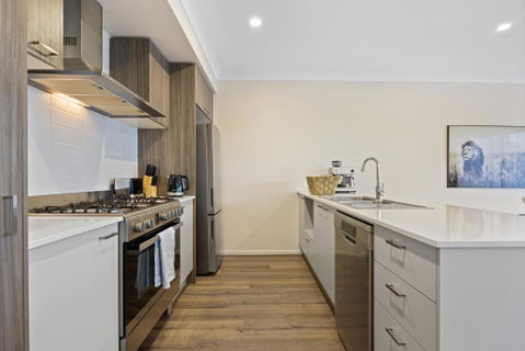 Ballarat Modern Oasis, Stylish 3 Bedroom 2 Bathroom Retreat, Newly Build, New Appliances, Beds And Furniture, Walking Distance To Shopping Mall - Perths Hotel 2