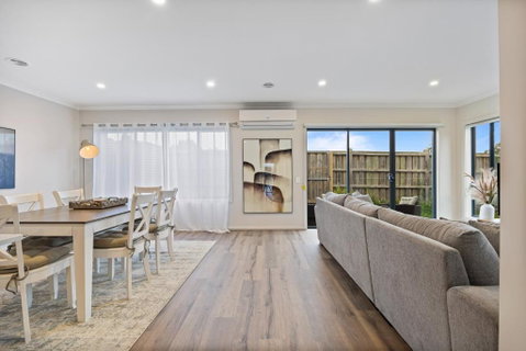 Ballarat Modern Oasis, Stylish 3 Bedroom 2 Bathroom Retreat, Newly Build, New Appliances, Beds And Furniture, Walking Distance To Shopping Mall - Perths Hotel 0