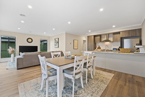 Ballarat Modern Oasis, Stylish 3 Bedroom 2 Bathroom Retreat, Newly Build, New Appliances, Beds And Furniture, Walking Distance To Shopping Mall - Perths Hotel 3