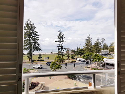 Blue C Coolangatta - Perths Hotel 5