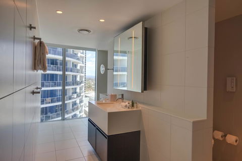 Hilton Surfers Paradise Hotel & Residences - Perths Hotel 3