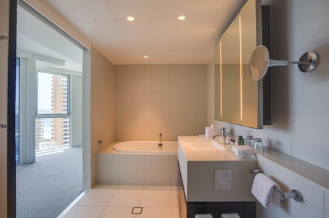 Hilton Surfers Paradise Hotel & Residences - Perths Hotel 4