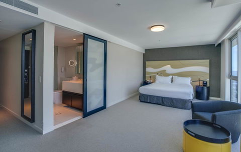Hilton Surfers Paradise Hotel & Residences - Perths Hotel 10