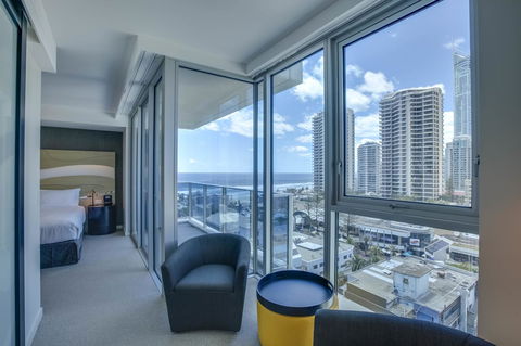 Hilton Surfers Paradise Hotel & Residences - Perths Hotel 1