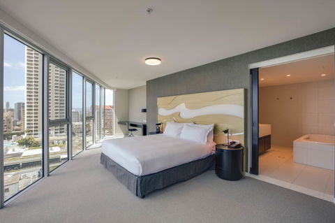 Hilton Surfers Paradise Hotel & Residences - Perths Hotel 14