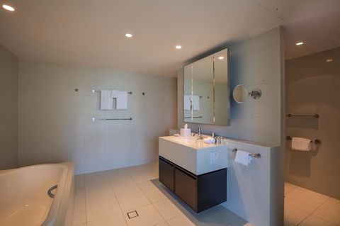 Hilton Surfers Paradise Hotel & Residences - Perths Hotel 7