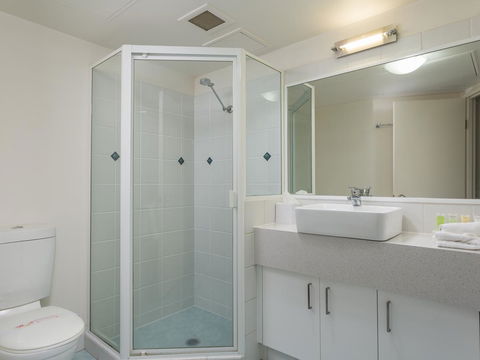 Maldives Resort Main Beach, Gold Coast - Perths Hotel 8