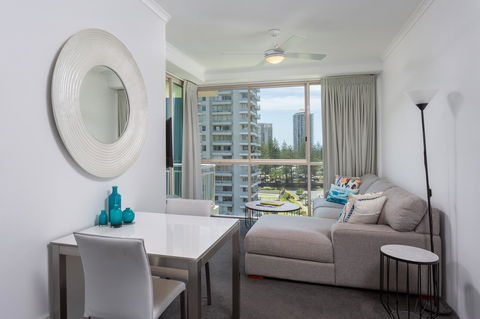 Maldives Resort Main Beach, Gold Coast - Perths Hotel 11