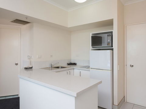 Maldives Resort Main Beach, Gold Coast - Perths Hotel 10