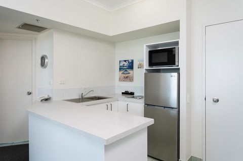 Maldives Resort Main Beach, Gold Coast - Perths Hotel 24