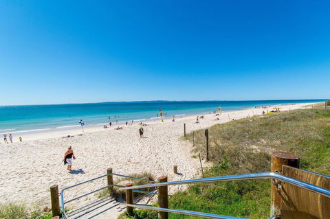LISTEN TO THE SURF From Rickman Pde, Woorim - Perths Hotel 15
