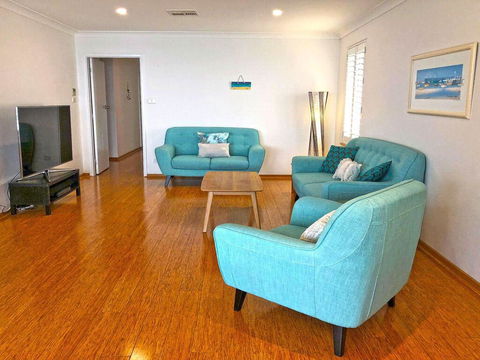 'Mooring Two Upstairs', 23 Shoal Bay Rd - Stunning Views, WIFI, Air Conditioning And Boat Parking - Perths Hotel 3