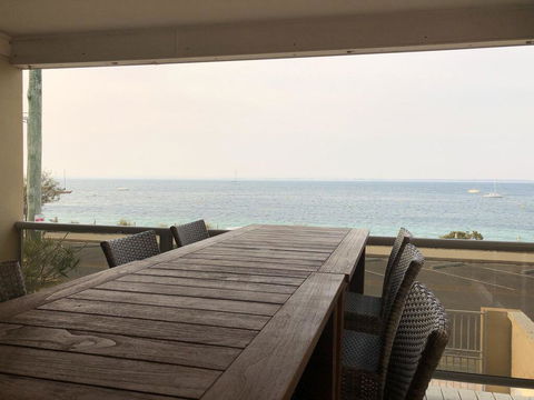 'Mooring Two Upstairs', 23 Shoal Bay Rd - Stunning Views, WIFI, Air Conditioning And Boat Parking - Perths Hotel 1