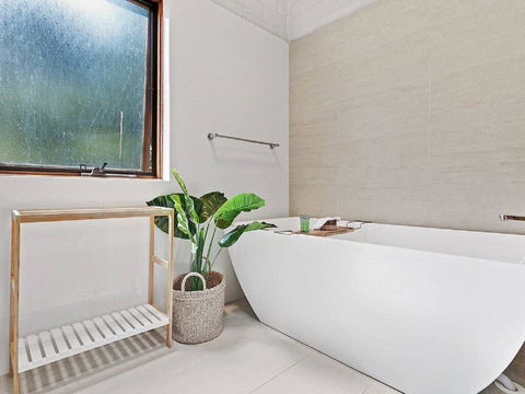 'Nunkeri', 5 Kerrie Close - Stunning House With Fabulous Views, Linen, WIFI & Air Conditioning - Perths Hotel 2