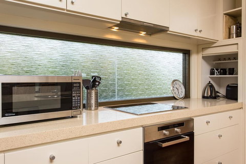 'Rolling Waves 2' On Ocean Drive - Perths Hotel 3