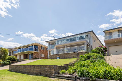 'Salt & Light' Mollymook - Perths Hotel 1