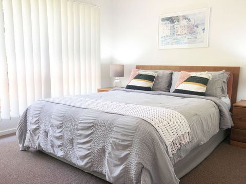 'Sandy Palms' 28 Moorooba Cr - Beautiful Home With Wifi, Air-con And Boat Parking - Perths Hotel 1