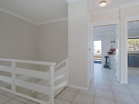 'SeaHaven', 2 Richardson Ave - Large Home With Aircon, Smart TV, WIFI, Netflix & Boat Parking - Perths Hotel 1