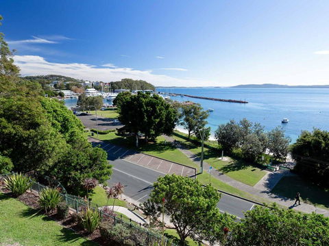 1 'Kiah', 53 Victoria Parade - Stunning Views, Wifi, Aircon, Just Across The Road To The Water - Perths Hotel 0