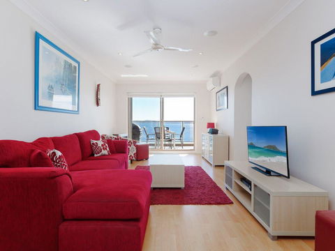 1 'Kiah', 53 Victoria Parade - Stunning Views, Wifi, Aircon, Just Across The Road To The Water - Perths Hotel 1