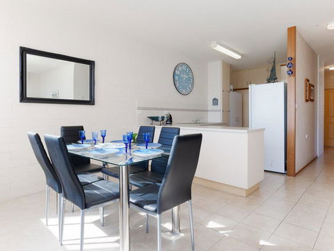 1 'Little Hut', 20 Kurrawa Close - Spectacular Water Views, NBN & Air Conditioned - Perths Hotel 3