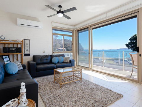 1 'Little Hut', 20 Kurrawa Close - Spectacular Water Views, NBN & Air Conditioned - Perths Hotel 2