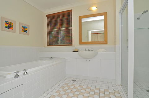 1 Bedroom Executive Villa Located Within Cypress Lakes - Perths Hotel 1