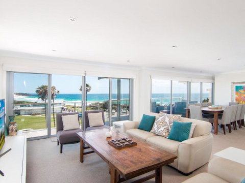 12 Cliff Road - Perths Hotel 0
