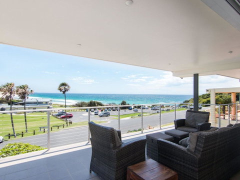 12 Cliff Road - Perths Hotel 1