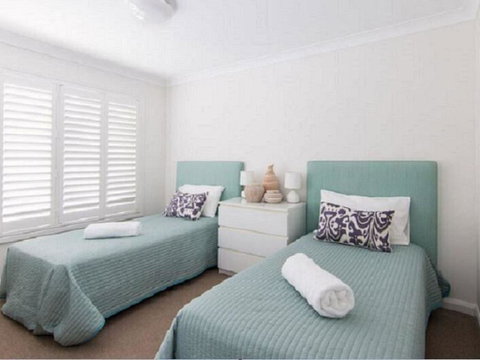12 Cliff Road - Perths Hotel 2