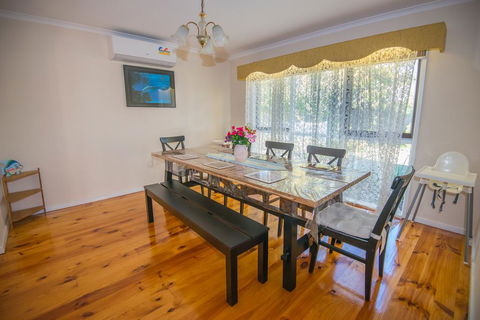 14 Bunker Crescent - Perths Hotel 2