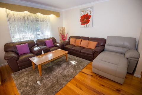 14 Bunker Crescent - Perths Hotel 0