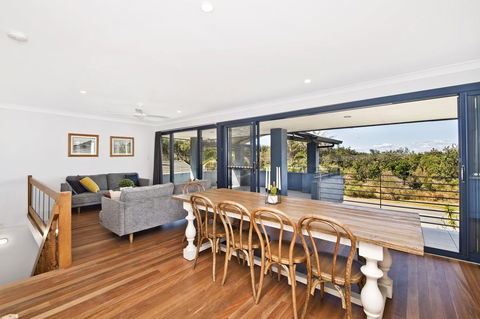 143 Matthew Flinders Drive, Port Macquarie - Perths Hotel 0