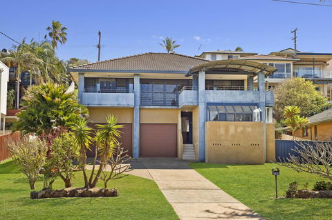 143 Matthew Flinders Drive, Port Macquarie - Perths Hotel 1