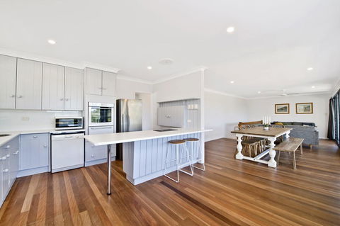 143 Matthew Flinders Drive, Port Macquarie - Perths Hotel 3