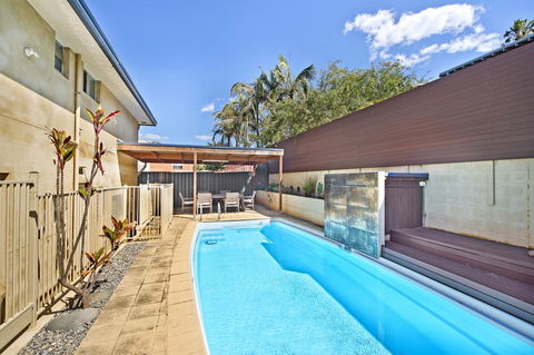 143 Matthew Flinders Drive, Port Macquarie - Perths Hotel 2
