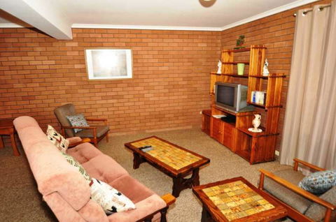 16 Haddrill Parade - Perths Hotel 1